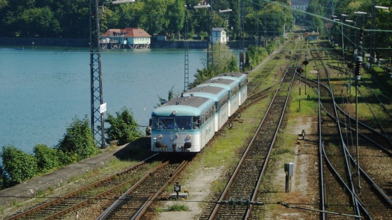 Dieseltriebwagen  Ulmer Spatz  beim Bahnfest am 14.7.2007 in Lindau. Das Wasser im Hintergrund geh�rt zum  Schw�bischen Meer  (=Bodensee).