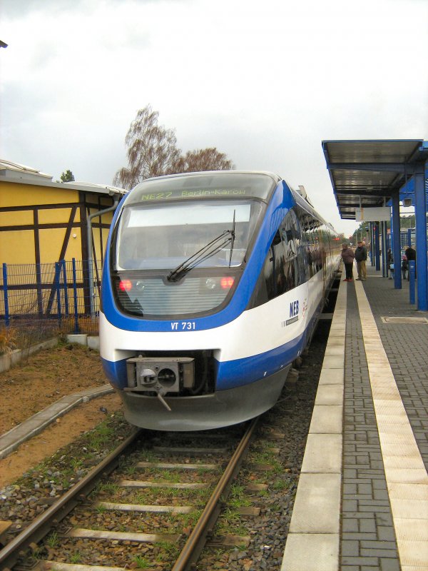 Dieseltriebwagen VT 731 im Linienverkehr in Basdorf, Gleis 1 am 2.12.2007