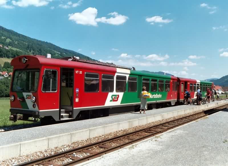 Dieseltriebwagen VT32 im Bhf. St. Lorenzen ob Murau im Juli 2003
