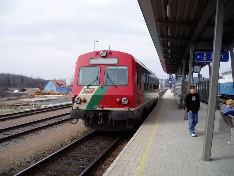 Dieseltriebwagen VT51 (5047 401-4) der STLB im Bahnhof Gleisdorf (Stmk.) am 20.3.2004 nach seiner Ankunft aus Weiz um 12.15 Uhr