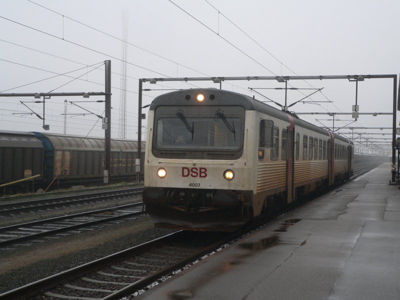 Dieseltriebzug 4007 der DSB im Dezember 2006 in Padborg (Dnemark).