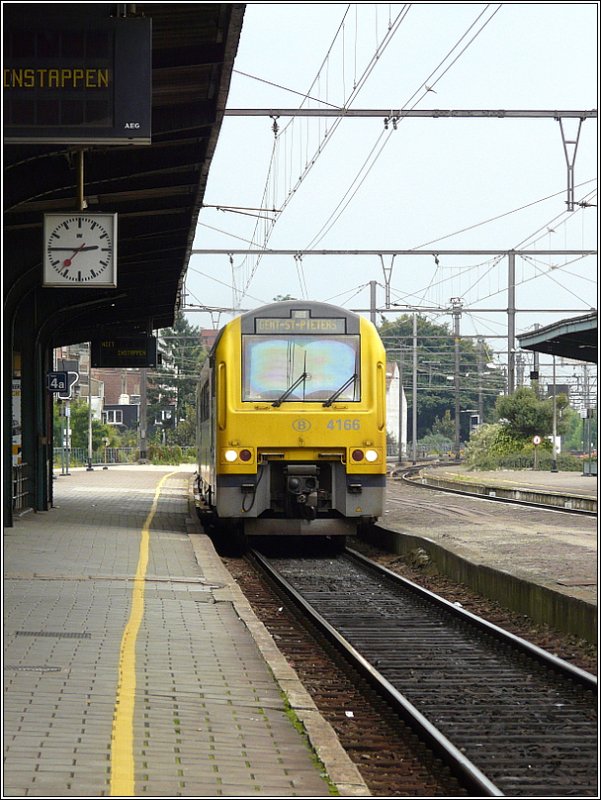 Dieseltriebzug 4166 bei der Einfahrt in den Bahnhof Gent St Pieters am 13.09.08. (Jeanny)