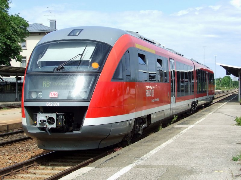 Dieseltriebzug 642 101 fhrt am 08.06.2009 in Kaufering ein.