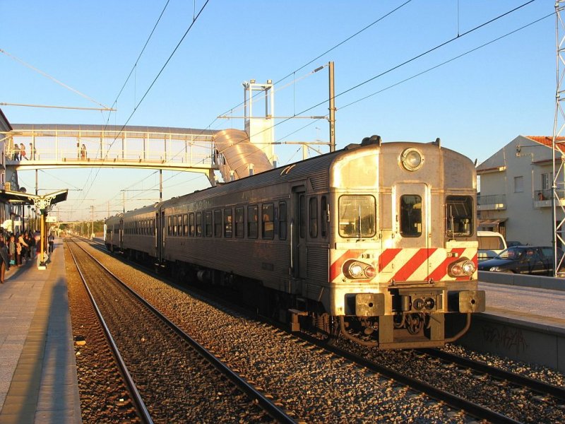 Dieseltriebzug BR 600 auf Bahnhof Albuifera am 31-10-2007 um 7:15 (zu frh fr ein Urlaubstag).