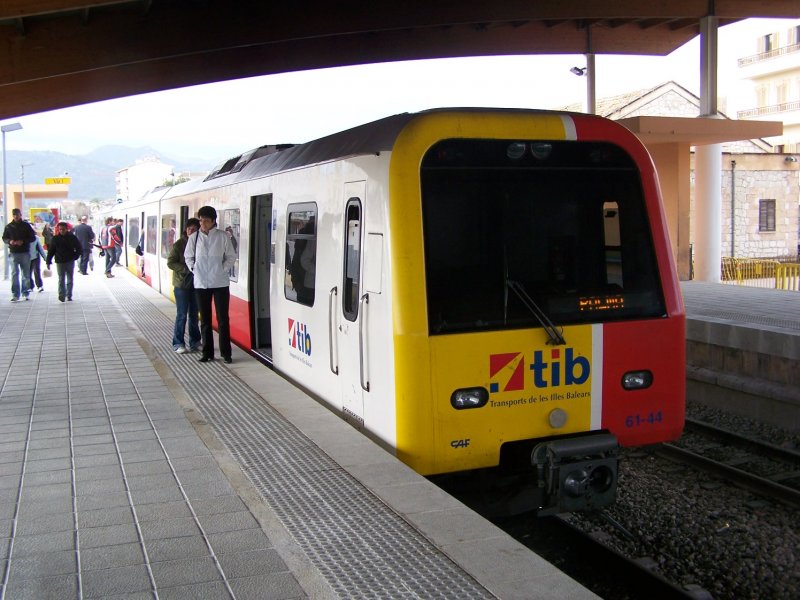 Dieseltriebzug BR 61-44 im Bahnhof Inca-Mallorca vor Abfahrt in Richtung Palma am 09.03.2007