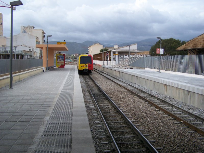 Dieseltriebzug der BR 61 bei Ausfahrt aus dem Bahnhof Inca-Mallorca in Richtung Palma am 09.03.2007