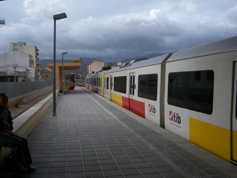 Dieseltriebzug der BR 61 (Seitenansicht) im Bahnhof Inca am 09.03.2007