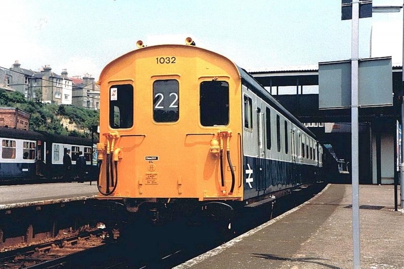 Dieseltriebzug Class 202 in Hastings kurz vor er Abfahrt nach London Charing Cross am 18. Juni 1984.
(Gescanntes Foto)