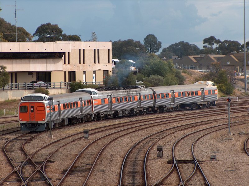 Dieseltriebzug In Adelaide vom Depot her kommend. Die Spurbreite ist weiter als diejenige, welche in Sydney gebaut wurde. Somit findet man in Adelaide 3 Schinengleise fr die Nationalen Zge und den Lokalen Verkehr.