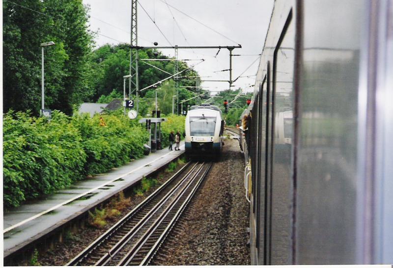 Dieseltriebzug (LINT) der NOB im Bahnhof Owschlag.
Foto aufgenommen aus dem Flensburg-Express (auch NOB)