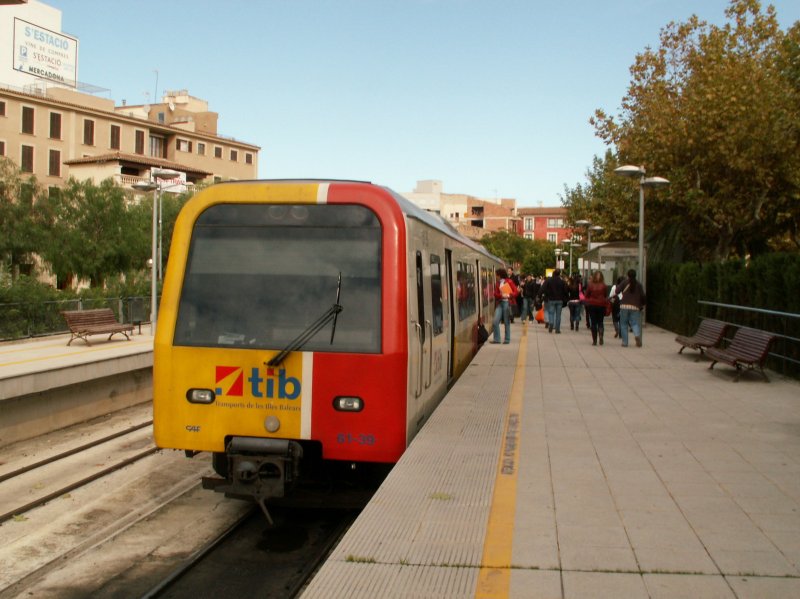 Dieseltriebzug der tip(Transports de les Illes Balears)am 23.10.09 im Bahnhof Manacor