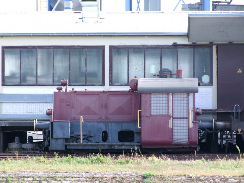 Dieselverschublok in einem Industriebetrieb entlang des Rheins; 080902