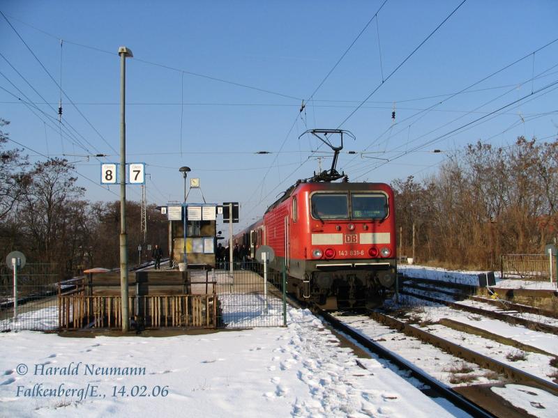 Diesen Anblick kann man nicht mehr sehr lange  genieen ! Seit Jahrzehnten angekndigt, beginnen nun endlich in den nchsten Wochen, die Bauarbeiten fr ein neues Kreuzungsbauwerk ber den unteren Bahnhof in Falkenberg/Elster. Das gesperrte (rechte) Gleis 6 verschwindet ebenso wie das Stellwerk W1. Die Bahnsteige 7 u. 8 werden samt Bahndamm erhht u. erneuert. Grund ist die seit der Elektrifizierung des unteren Bahnhofs zu geringe Durchfahrhhe am Gl.1 u. 2, sowie der Zustand der Brcken.