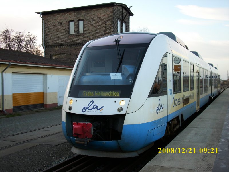 Diesen freundlichen Weihnachtsgru� setzte der OLA-Lokf�hrer im Zielanzeiger vom Triebwagen 703.Aufgenommen am 21.Dezember 2008 in Bergen/R�gen.