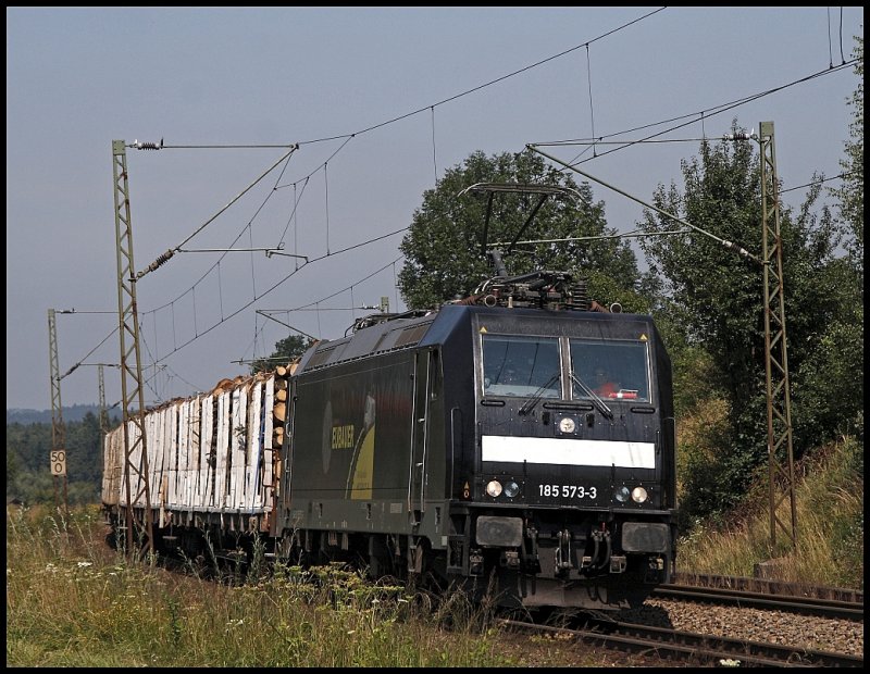Diesen  Holzbomber  aus Schwerte(Ruhr) (?) ist auf dem Weg nach �sterreich und wird von 185 573 der Railservice Alexander Neuebauer bespannt. Mit dem wei�en Kontrastbalken auf der Front sahen die 185er von MRCE richtig gut aus. Gru� an die Besatzung;-)
