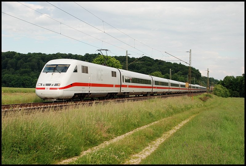 Diesen ICE-1 konnte ich am 14.Juni 2008 bei Halzhausen ablichten. Er war auf dem Weg nach Berlin Ostbahnhof.
