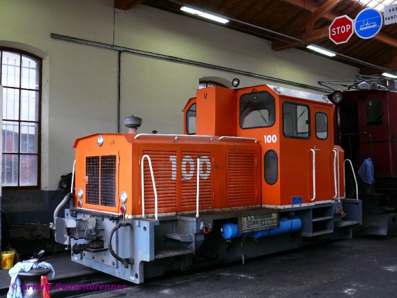Diesen meterspurigen Rangiertraktor hat es aus der Schweiz in die franzsischen Alpen verschlagen: Der ehemalige Tm 2/2 100 der LSB in der Werkstatt der SGLM.
La Mure
29.08. 2007
