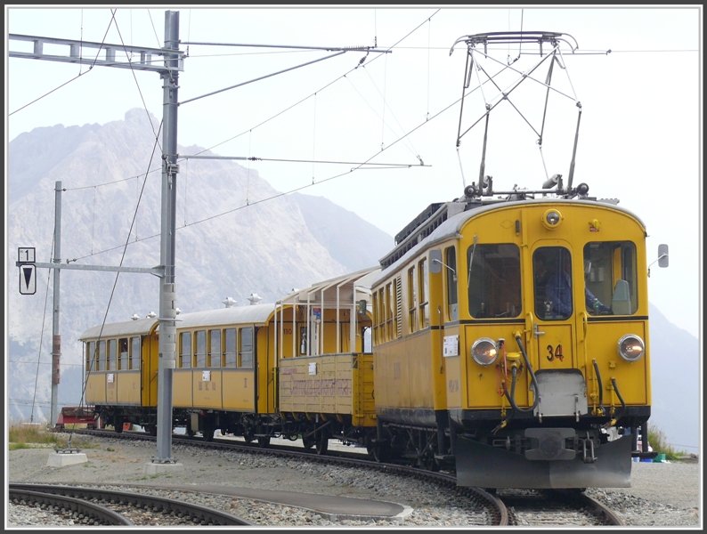 Diesen Oldtimerzug mit ABe 4/4 I 34 traf ich zufllig in Alp Grm an. Und es ist in zweierlei Hinsicht ein kleines Jubilum. Erstens war der Grund dieses Extrazuges das Sonderheft Nr. 30 der Eisenbahnzeitschrift  Loki . Diese widmet den gesamten Inhalt diesen ersten Triebwagen der Berninabahn. Und zweitens ist es mein 4000. Bild fr Bahnbilder. (10.09.2008)