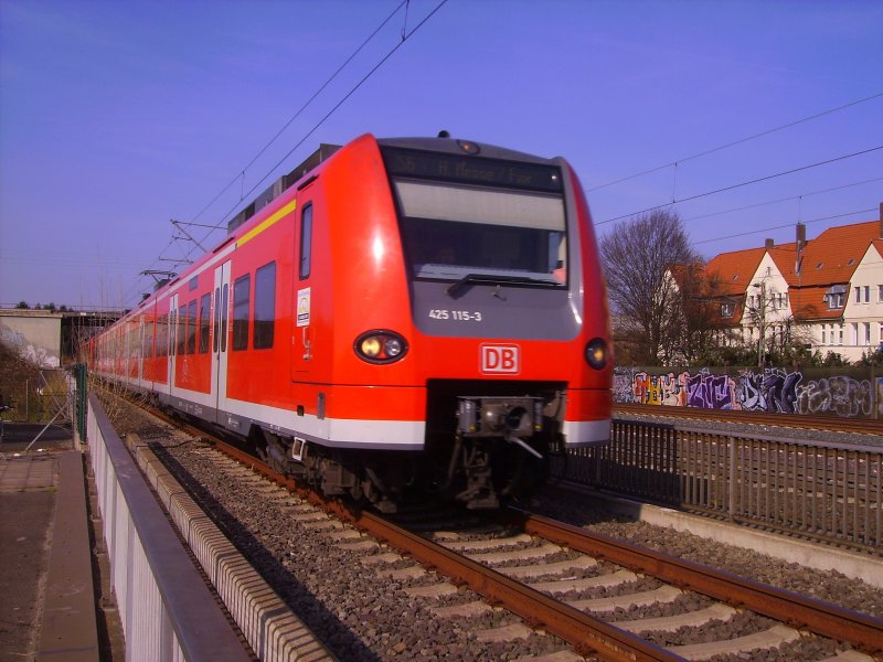 Diesen Vertreter seiner Baureihe 425 wird man in zwei Jahren wohl regelm��ig hier antreffen. Zum Fahrplanwechsel 2008/2009 wird n�mlich der RB-Verkehr zwischen Hannover und Hildesheim auf beiden Trassen komplett auf S-Bahnen umgestellt, der aber statt der f�r Hannover typischen 424er mit 425.3 betrieben werden soll.

S-Bahntrasse nach Hannover-Messe/Laatzen. Hannover-Zei�stra�e (15.3.2007)