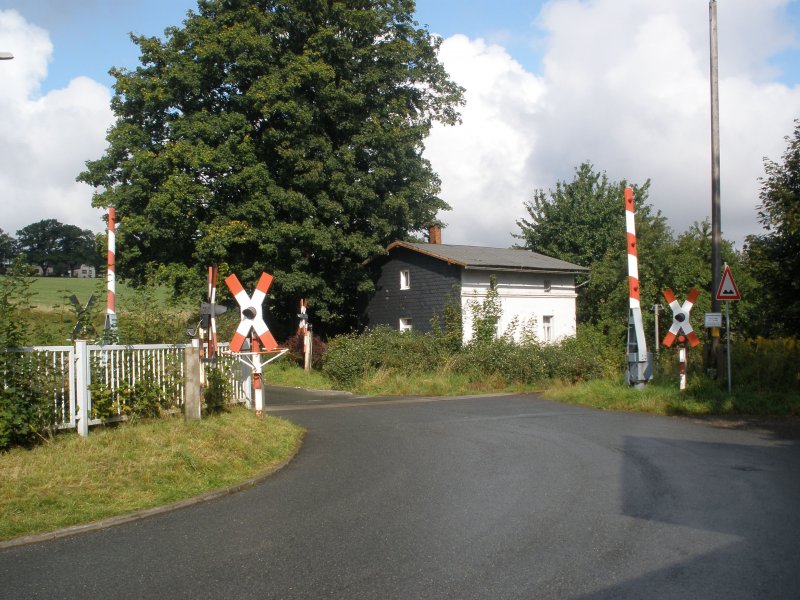 Diesen wundersch�nen alten Bahn�bergang kann man heute noch bewundern. Er ist in Ellefeld/V.leider fahren auf dieser Strecke Zwickau(Sachs)-Falkenstein/V keine Historischen Z�ge mehr.Nur noch Regiosprinter (VT37) der Vogtlandbahn.Aufgenommen am 22.09.08