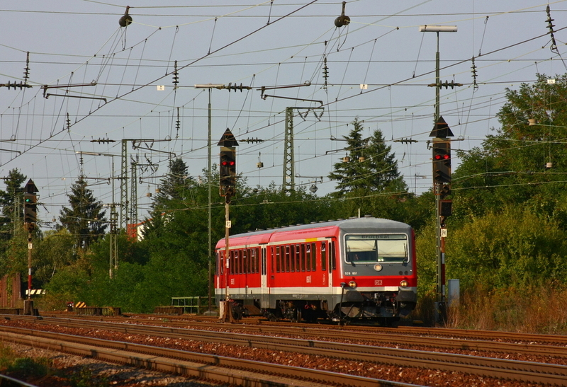 Dieser 628 fhrt gleich in den Bahnhof Graben Neudorf ein.