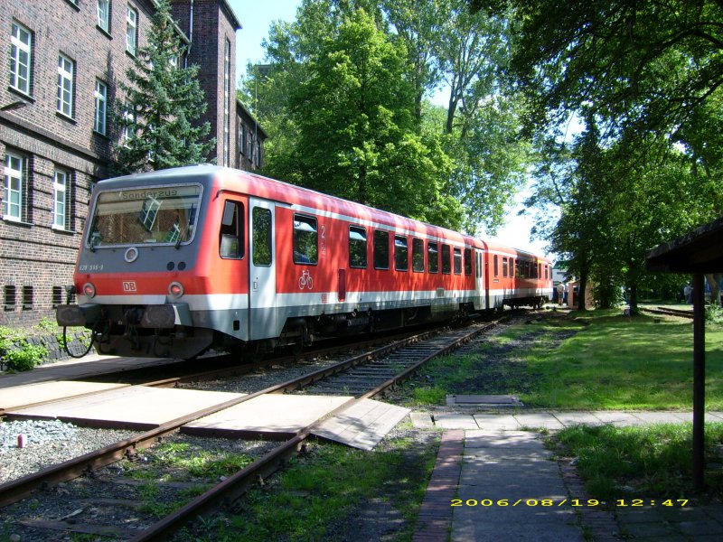 Dieser 628 steht am 19.08.06 im Bahnbetriebswerk Wittenberg. An diesem Wochenende fand das Bw-Fest statt; wobei dieser 628 zwischen Festgelnde und Bahnhof Lutherstadt Wittenerg pendelte.