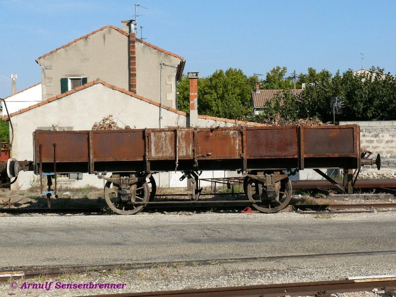 Dieser alte O-Wagen (1898) mit geteilten Achslagern ist bei der RDT13 zu finden.

Arles-RDT13
12.09.2007