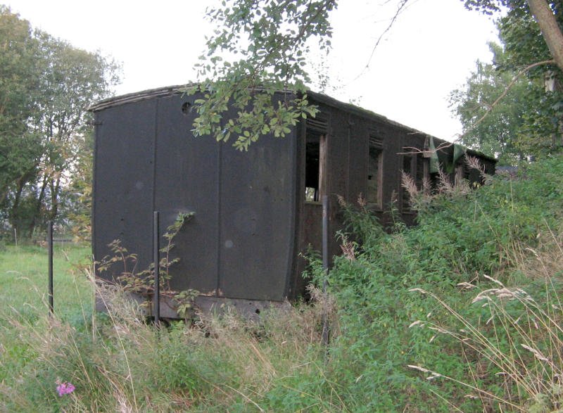 Dieser alte Personenwagenkasten findet man zwischen der ehemaligen Ausfahrt Ri. Scheibenberg und der nach Aue in Zwnitz, 13.09.07