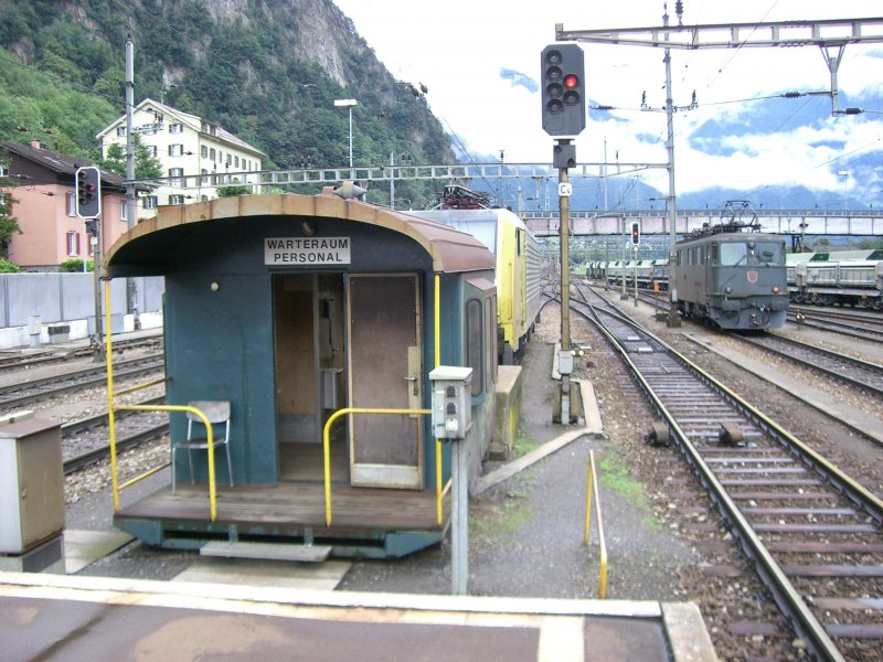 Dieser ausgediente Sputnik bietet in Erstfeld heute immernoch dem Personal einen Unterschlupf bzw. Aufenthaltsraum! Gleich dahinter stand eine undefinierbare Dispolok, wobei es sich um eine BR189 handeln msste und dann ist noch eine Ae 6/6 zu sehen! (16.08.2007)