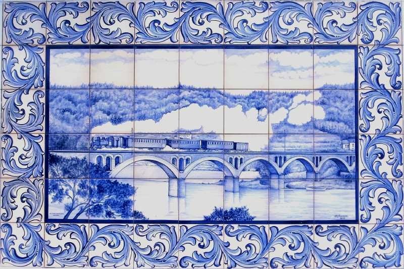 Dieser Azulejo aus Sernada do Vouga zeigt einen Zug auf der Vouga-Br�cke bei Sernada (12. Mai 2009).