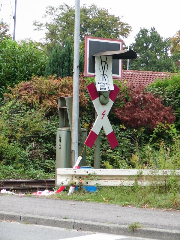 Dieser Bahnbergang bei Karlsruhe-Weiherfeld ist auer Betrieb, da die Strecke zur Zeit modernisiert wird. Normalerweise findet hier die Gterzugumfahrung vom Hauptbahnhof Karlsruhe statt. 17. September 2009.