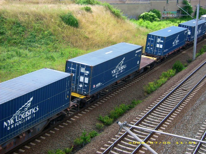 Dieser Containerwagen hing im Gterzug von 155 247. Er fllt durch die gelben Balken an den Enden farblich auf. Fotografiert am 05.07.08 in Bitterfeld.