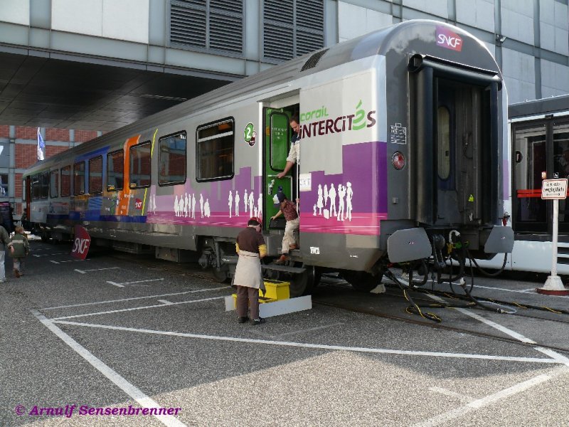 Dieser Corail-Reisezugwagen wurde von der SNCF speziell f�r die Innotrans-2008 konzipiert: 
Seit die SNCF 1975 ihre Corail-Reisezugwagen in Betrieb nahm, wurden diese bis heute mehrfach modernisiert. Nacheinander werden an und in diesem Wagen innen und au�en chronologisch f�nf Beispiele f�r die jeweilige zeittypische Ausstattung und erfolgte Modernisierungen bis heute gezeigt. Eine kleine Zeitreise: (Fast) 35 Jahre Wagengeschichte in einem Wagen!

28.09.2008 INNOTRANS Berlin
