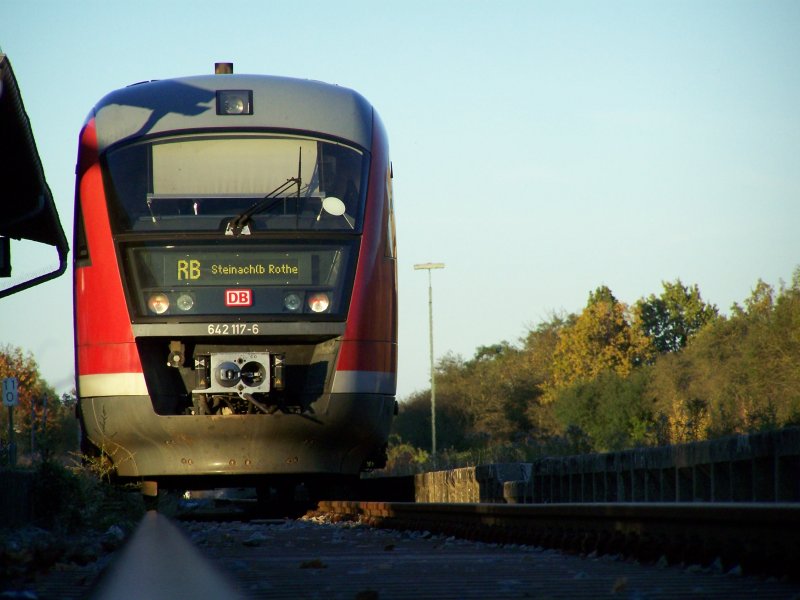 Dieser Desiro(Br.642) (hier: 642 117-6) war am 14.Oktober 2007 als RB zwischen Rothenburg o.d.T und Steinach(b. Rotheburg) unterwegs.
Die AUfnahme entstand in Rotheburg o.d.T.