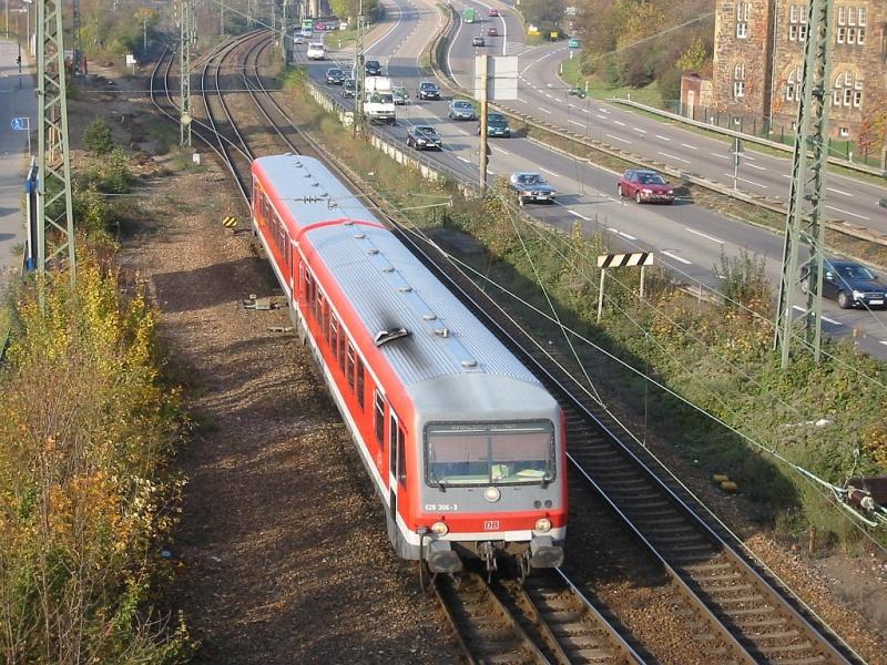 Dieser Dieseltriebzug mit 628 306 an der Spitze fhrt am 12.11.2005 aus Richtung Wrth am Rhein kommend durch Karlsruhe. Er wird in Krze am Haltepunkt Karlsruhe West halten und dann weiter nach Karlsruhe Hbf fahren. Die Aufnahme wurde von der Vogesenbrcke aus gemacht.