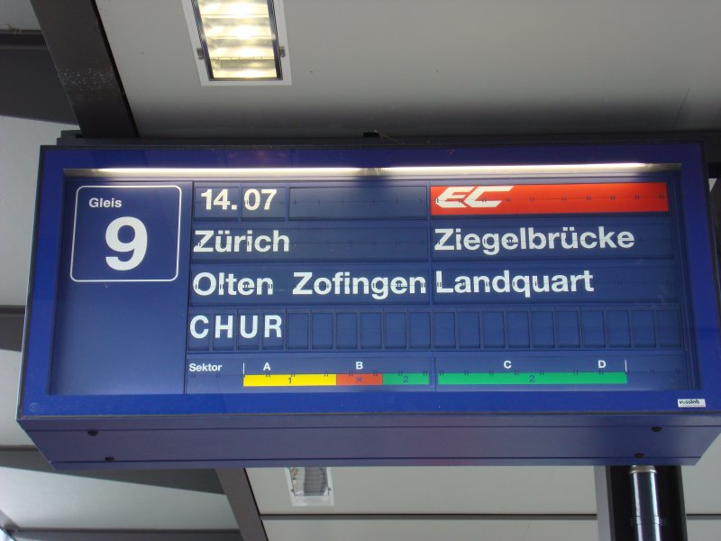 Dieser EC hier scheint ein paar Extra-Umwege zu nehmen , um von Basel nach Chur zu gelangen. Vielleicht fhrt er mit seinen 11 Wagen nach Zofingen via Luzern ber die SOB-Strecke? ;-)
Diesen Fehler an der Zugzielanzeige habe ich am 9.6.2007 in Basel gesehen und abgelichtet .