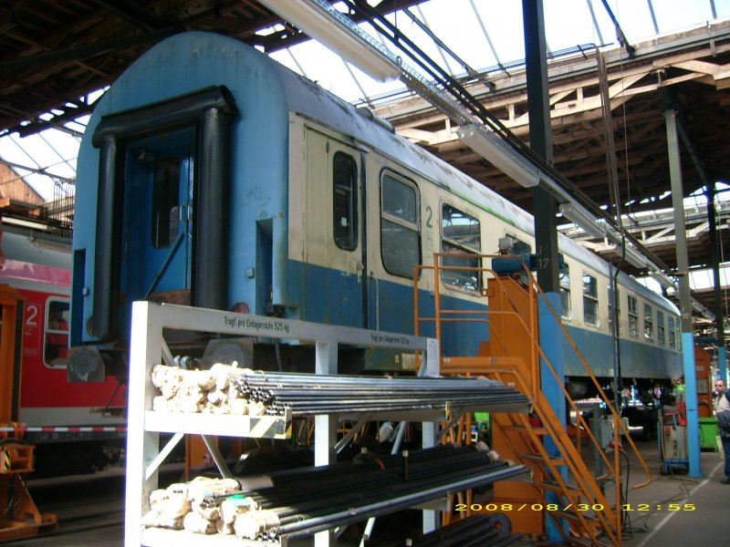 Dieser ehemalige Reisezugwagen der DR stand am 30.08.08 im SFW Delitzsch. Die Arbeiten waren bereits im gange. Auf dem Wagen stand als Eigentmer das Eisenbahnmuseum Leipzig-Plagwitz.