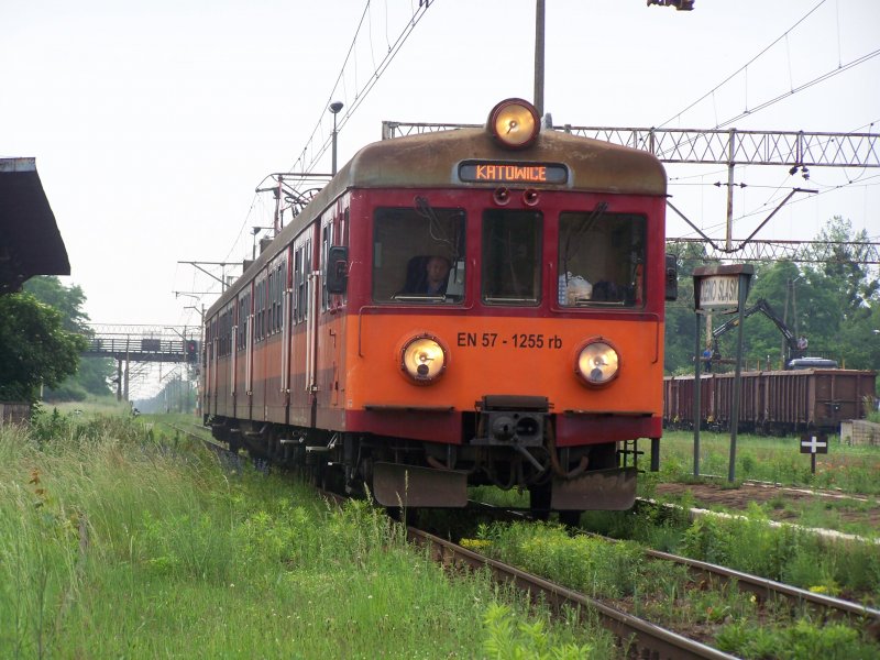 Dieser Elektrotriebwagen Br.EN57-1255 rb der PKP fuhr am 05.06.07 von Kluczbork nach Katowice. Hier bei der Einfahrt des Bahnhofs Olesno.