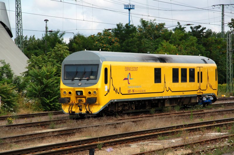Dieser Eurailscout passierte am 03.08.09 den Magdeburger Hbf. Wozu dient solch ein Triebwagen???