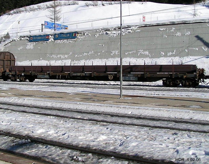 Dieser flache Gterwagen der CFL beladen mit Stahltrgern war in einem Zug am Brenner eingereiht am 04.02.06.