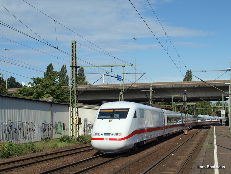 Dieser frischlackierte ICE der Baureihe 401 passiert am 29.08.09 die stlichen Gtergleise im Harburger Bahnhof als ICE 75 nach Zrich HB  Richtung Sden. Grund fr die Umleitung ist leider unbekannt.