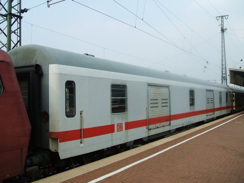 Dieser Gepckwagen (51 8095-90 909-0 Dmsdz)fuhr mit
Ersatz IC 2807 mit.(25.08.2007)