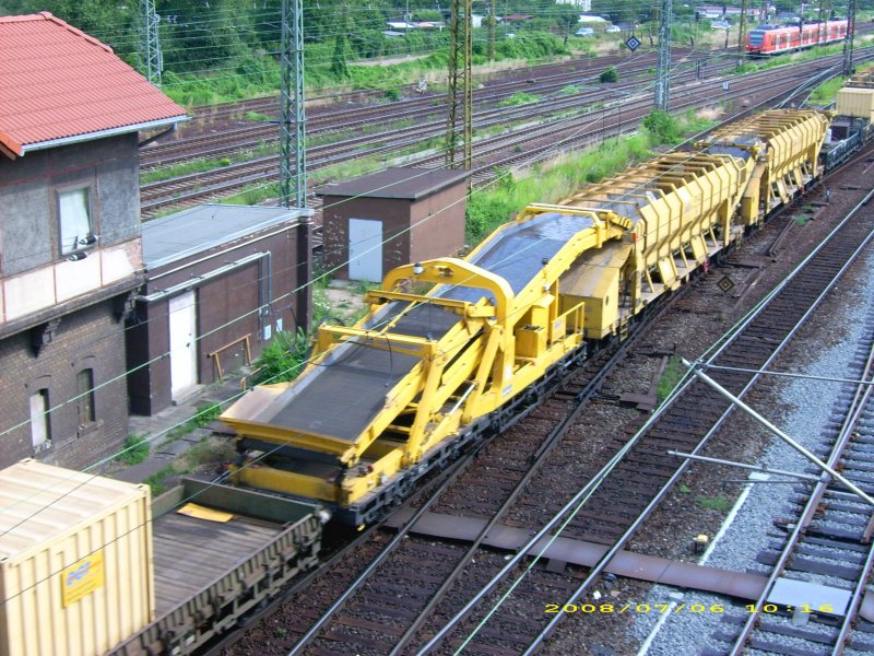 Dieser Gleisbauwagen war am 06.07.08 in einen Gleisbauzug der DGT eingrereiht. Fotografiert am Rangierbahnhof Halle/Saale. Welche Ttigkeit verrichtet dieser Wagen?