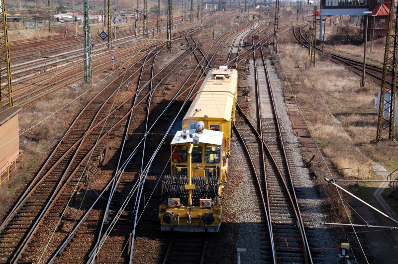 Dieser Gleisbauzug, hinten eine Schotterprofiliermaschine, verlsst am 21.03.09 den Rbf Halle(S) Richtung Hannover/Berlin.