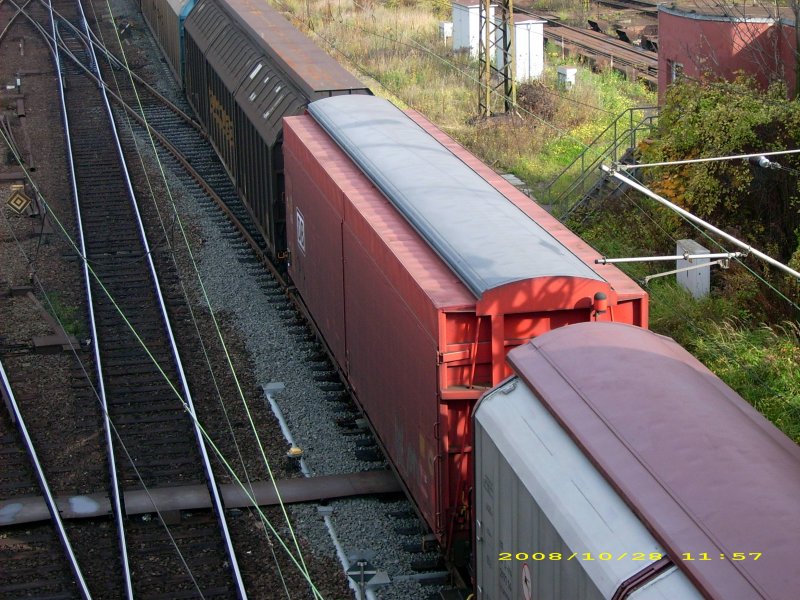Dieser Gro�raumschiebewandwagen hing im G�terzug von 140 012. Fotografiert am 28.10.08 am Rbf Halle/Saale.