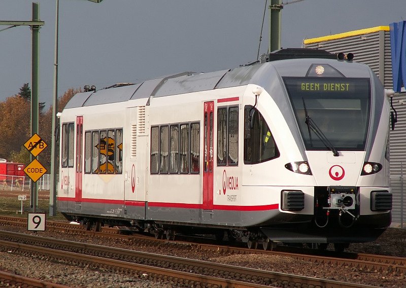 Dieser GTW ist auf Testfahrt unterwegs. Veolia hat 16 Stck davon gekauft und testet zur Zeit einige davon auf der Strecke Nimwegen - Roermond. Das Foto stammt vom 26.11.2007