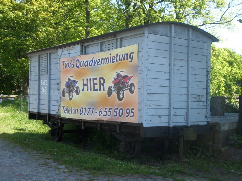 Dieser Gterwagen steht am 22.05.2008 in Sellin neben den Bahnhof.