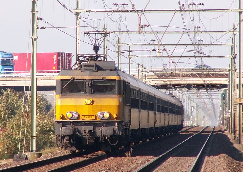 Dieser IC aus Den Haag rauscht in Richtung Venlo Hauptbahnhof. Das Foto stammt vom 22.10.2007
