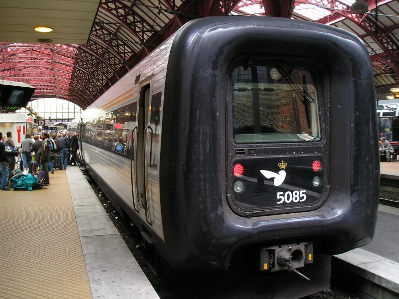 Dieser IC3 der DSB wird um 13:40 als EuroCity nach Hamburg abfahren.

Kbenhavn H, 11.08.2005