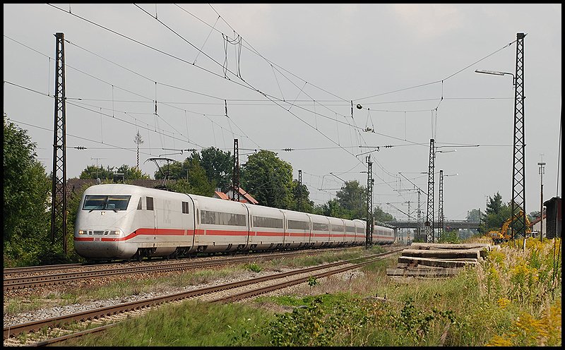 Dieser ICE-1 ist auf dem Weg in die Hauptstadt Deutschlands, Berlin.  Ziel des Zuges wird Berlin-Ostbahnhof. Aufgenommen in den Sommerferien 2008 bei Haspelmoor.